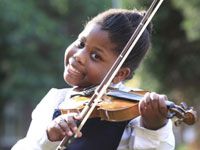#BeautifulNews: The eight-year-old violinist carrying courage on her shoulder