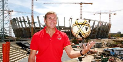 Sports brand Puma CEO Jochen Zeitz gives Cape Town's 2010 World Cup Green Point stadium the thumbs up.