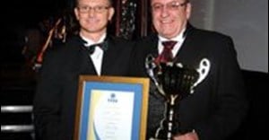 Riaan Fouche, Head of Franchising for sponsor FNB handing the Franchisor of the Year award to Neal Quirk, Franchise Director of Pick n Pay.