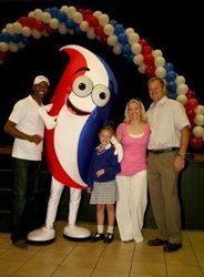 (L-R) Lucas Radebe (Aquafresh brand ambassador); Aquafresh Stripey; with winner Kayla and her parents Julie and Dan Lemkus.