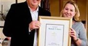 Boets Nel accepting his award from Wine Magazine editor, Cathryn Henderson