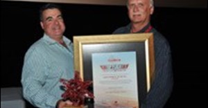 Life Landscape’s at Lifestyle Garden Centre Life took top honours as the Overall Service Provider at the regional Special Star Awards, an initiative by the South African Council of Shopping Centres (SACSC) on 6 September 2011. Pictured left to right: SACSC President, Greg Azzopardi and Deighton Clegg.