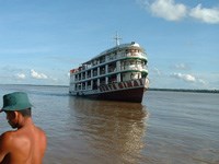 A riverboat at the Amazon River. now you can cruise the Amazon without leaving your armchair. (Image: Wikimedia Commons)