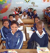 School children at Imperial Primary School in Eastridge, Mitchell's Plain (Cape Town, South Africa). Picture taken by Henry Trotter, 2006. (Image: Wikimedia Commons)
