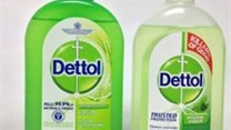 The recalled Dettol Disinfectant Liquid on the left, with Dettol SA's SABS approved product on the right.
