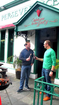 Jan Braai and Proteas cricketer Jacques Kallis outside Perseverance Tavern in Cape Town