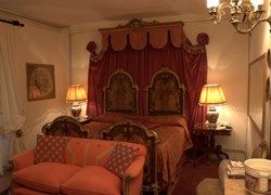 Relais la Suvera: &quot;the whole room conjured a sort of Italianite royalty of the 1880s
