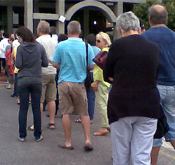 Voters queue to vote in an earlier election; for SA's younger voters, now registering, this will be the first time that they will vote. (Image: Warren Rohner, Cape Town, South Africa, via Wikimedia Commons)