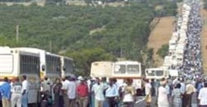 Thousand of protesters block the Moloto Road during a mass demonstration about the high accident rate and the continuing deaths on this notorious route. Image: DWAF