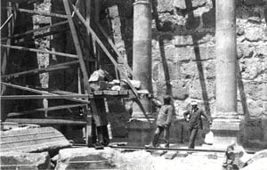Carl Watzinger and Heinrich Kohl working in the synagogue in Capernaum in 1905. (Image: Wikimedia Commons)