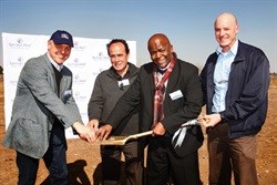 Turning the ceremonial first sod of soil marking the start of construction on the new R850 million Springs Mall at Blue Crane Eco Park were, from left, Nicky Giuricich, Jack D’Arrigo, Mondli Gungubele, Executive Mayor of the Ekurhuleni Metropolitan Municipality, and Paul Gerard.