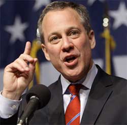New York Attorney General Eric Schneiderman says 'kill' switches on phones are highly effective deterrents against the theft of smarphones. Image: Politico