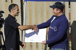 MC Dan Nicholl hands over certificate to official Laureus Ambassador Ryan Giggs.