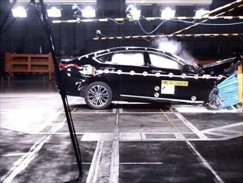 Hyundai Genesis excels in safety tests