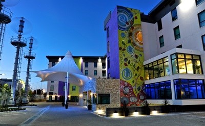 The entrance to Hotel Verde at night