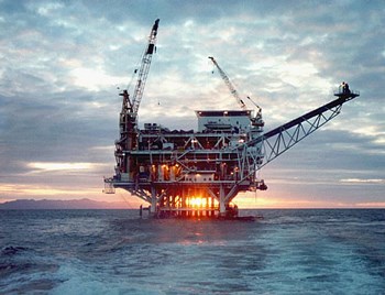 A typical oil platform, also known as an oil rig. SA has the potential to become a major oil platform/rig repair and maintenance hub. (Image: Public Domain)