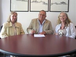 L - R: Eva Suto (Strategy and Marketing Director at Heminsley & Tiger Marketing Agency), Csaba Harmath (Member of Consortium: Eastern European Commercial, Cultural, Tourism and Knowledge Center, and Anina Hough (Business Development and Exhibition Manager: SAITEX and THABS) signing the agreement for the Eastern European Pavilion