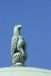 Statue of an eagle on the top of Rhodes House, Oxford. © Julian Fletcher –