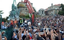 Cranes lift a statue of Cecil John Rhodes during the removal of the statue at the University of Cape Town on Thursday. Photographer: Trevor Samson.