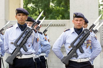 rench Airforce Riflemen-commando, armed with FAMAS F1 assault rifles. (Image: Public Domain)