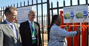Hydrogen fuel cell technology initiative partners with the Minister of Science and Technology. L–R: Andrew Hinkly, executive head marketing of Anglo American Platinum; Mike Hellyar, MD, Air Products South Africa and Minister of Science and Technology Naledi Pandor