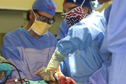 Frank Graewe and Ken Salyer during the surgery.