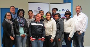 Students of the Plant Production Learnership programme during the launch function, with Kachné Ross (left) and Hanno van Schalkwyk (second from left) of VinPro and Hein Nieuwenhuizen (far right) of Skills Fusion.