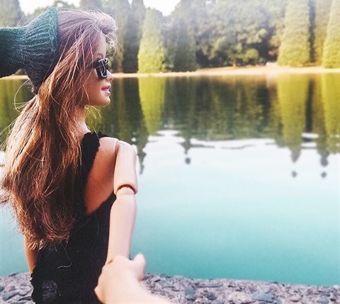 With her messy hair and beanie hat, she is the cool girl who describes herself on Instagram as an adventurer and coffee-drinker, dedicated to &quot;Authentic Living.&quot;