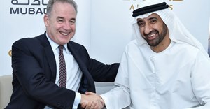 James Hogan, Etihad Airways’ President and Chief Executive Officer, with Homaid Al Shemmari, Chief Executive Officer, Aerospace and Engineering Services, Mubadala, after signing ?an MoU to expand their companies' strategic partnership.