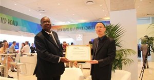Jacob Munodawafa, Executive Secretary of Southern African Telecommunication Association, handing over the certificate to Cao Ming, VP of Huawei Eastern and Southern Africa.