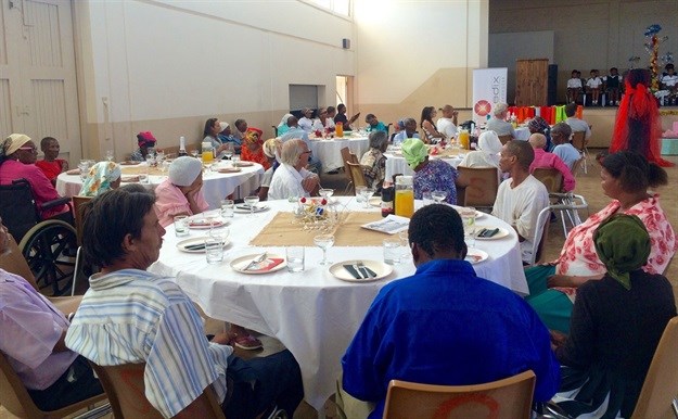 Huis Pickard residents are treated to a Christmas party.