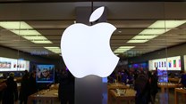 Buffett takes $1bn stake in Apple