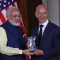 Getty/AFP / Mark Wilson
Jeff Bezos, (R), CEO of Amazon, is presented with the 2016 USIBC Global Leadership Award by Indian Prime Minister Narendra Modi in Washington, DC.