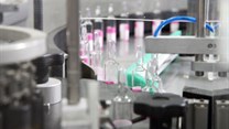 Compliant self-labelling systems for the pharmaceutical industry