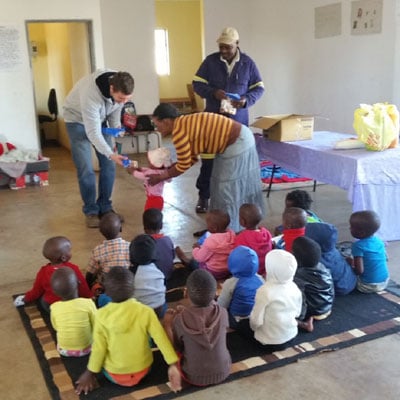 The Sappi team from Mooiplaas plantation gave out home-made biscuits and soft drinks to youngsters at the QalaKahle Crèche. They also filled up the crèche’s Jojo tank with water, a scarce resource in this area.