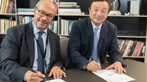 Ren Zhengfei, CEO of Huawei (right) and Andreas Kaufmann, majority shareholder and chairman of the advisory board of Leica Camera AG (left), signing the agreement on the establishment of the ‘Max Berek Innovation Lab’
