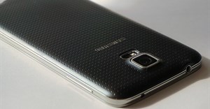 Samsung considers splitting into two