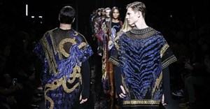 Model present creations by Balmain during men's Fashion Week for the Fall/Winter 2017/2018 collection in Paris on 21 January 2017 ()