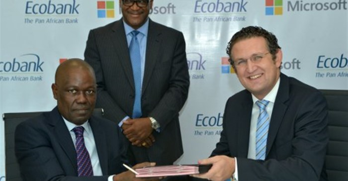 Ade Ayeyemi, CEO Ecobank Group (left); Amr Kamel , General Manager, Microsoft (right); Richard Uku, Directeur de la Communication, Groupe Ecobank (centre).