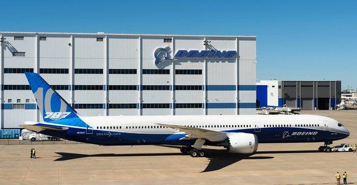 Boeing introduces 787-10 Dreamliner