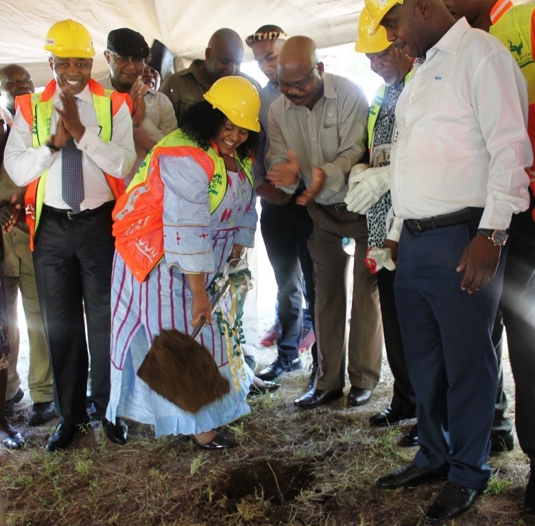 Left: Dr Edna Molewa launches the building of the Skukuza Safari Lodge. The project will in total create between 250 and 300 jobs from conceptualisation, construction, and operational stages.