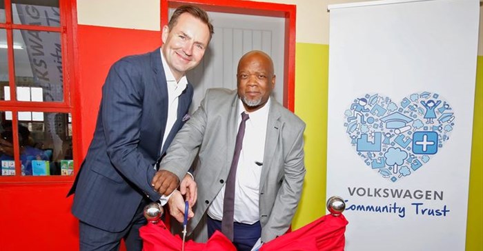 Thomas Schaefer, chairman and MD of VW Group SA and Themba Kojana, head of department for the Eastern Cape Dept of Education.