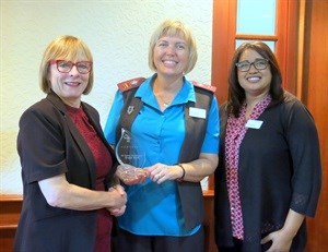 COHSASA CEO, Jacqui Stewart (left), hands over the Katrin Kleijnhans Quality Award to Karin Coetzee, clinical risk manager for Cape Town Mediclinic who received the award on behalf of her team. With them is the general manager of the hospital, Michelle Africa.