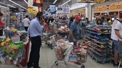 Panicked Qatar shoppers stock up as Gulf rift bites