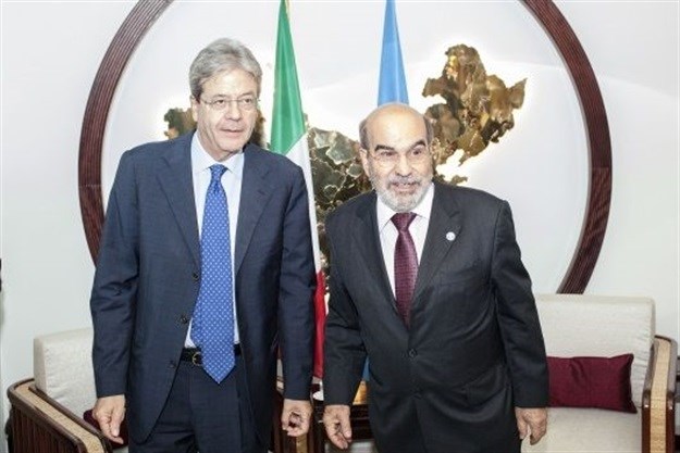 FAO director-general José Graziano da Silva greets Prime Minister Paolo Gentiloni of Italy. © FAO / Guiseppe Carotenuto