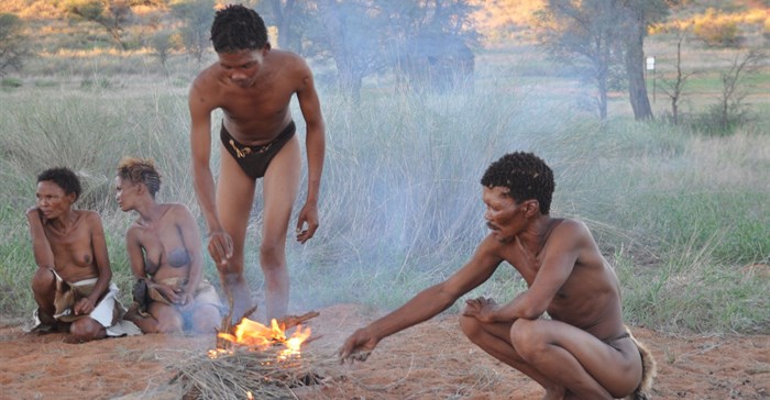 #Khomani San men and women around the fire (Image: Kevin Moore of SANParks )
