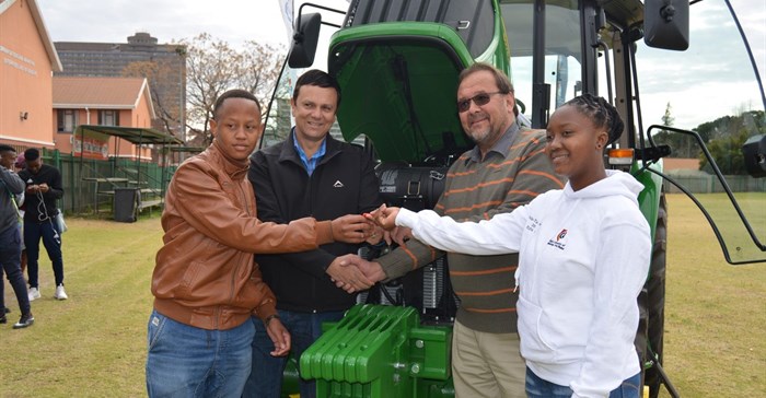 Handing over the key to CUT students and Professor Fourie is Dries van Schalkwyk, Marketer from Senwes (second from right). On his left is Prof. Pieter Fourie, Professor: Agriculture and two first-year students in agriculture Tshegofatso Kgoasasa (left) and Palesa Maseko.