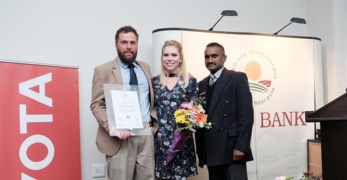 Stefan Erasmus (left) won the regional leg of the Agri SA-Toyota SA Young Farmer of the Year competition during the Agri Eastern Cape annual congress. Here he and his wife Yolandi (centre) receive the award from Toyota SA sales and business manager Ricky Pillay. Photo: Anneli Young