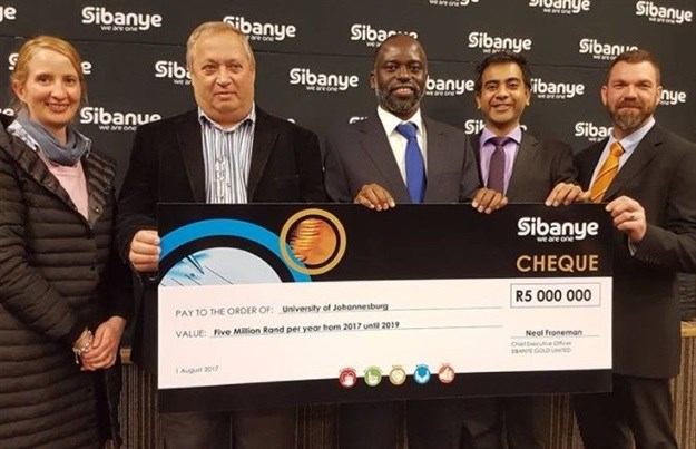 From L-R: Karen Coetzee (Senior Manager, Strategic Partnerships and Development, UJ); Neal Froneman (Chief Executive Officer, Sibanye); Prof Tshilidzi Marwala (Vice-Chancellor Designate, UJ), Prof Saurabh Sinha (Executive Dean: Faculty of Engineering and the Built environment, UJ) and Dr Hennie Grobler (Head of Department: Department of Mining Engineering and Mine Surveying, UJ)