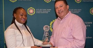 Winner of the Visitors Floating Trophy, Khomotso Mdhluli from Polokwane with Alderman Garin Cavanagh from the City of Cape Town.